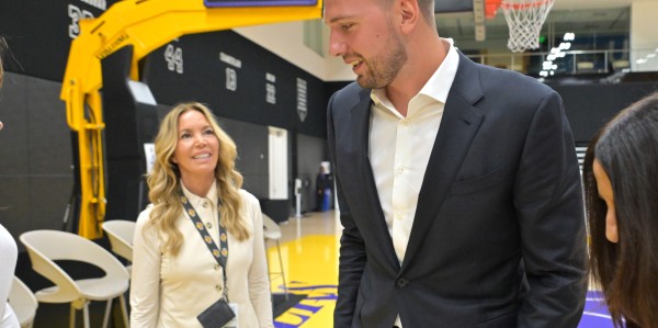 开云注册入口-东契奇休赛期与詹姆斯保持交流 目标成为湖人传奇球员