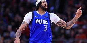 被队友误伤好在无碍！浓眉上半场8中5砍下15分6篮板